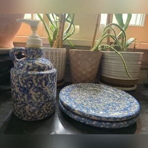 Gerald E. Henn Roseville Ohio Blue Spongeware Soap Dispenser & 2 Salad Plates